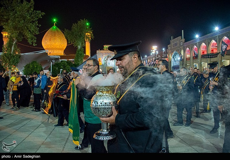 عکس/ آیین لاله گردانی شام غریبان شهادت امام رضا(ع) در حرم مطهر حضرت شاهچراغ(ع)