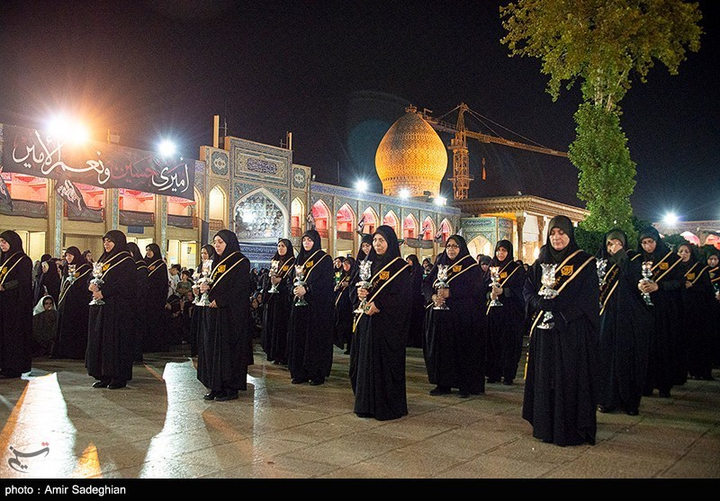 عکس/ آیین لاله گردانی شام غریبان شهادت امام رضا(ع) در حرم مطهر حضرت شاهچراغ(ع)