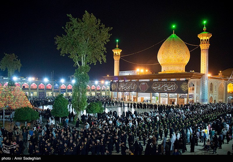 عکس/ آیین لاله گردانی شام غریبان شهادت امام رضا(ع) در حرم مطهر حضرت شاهچراغ(ع)