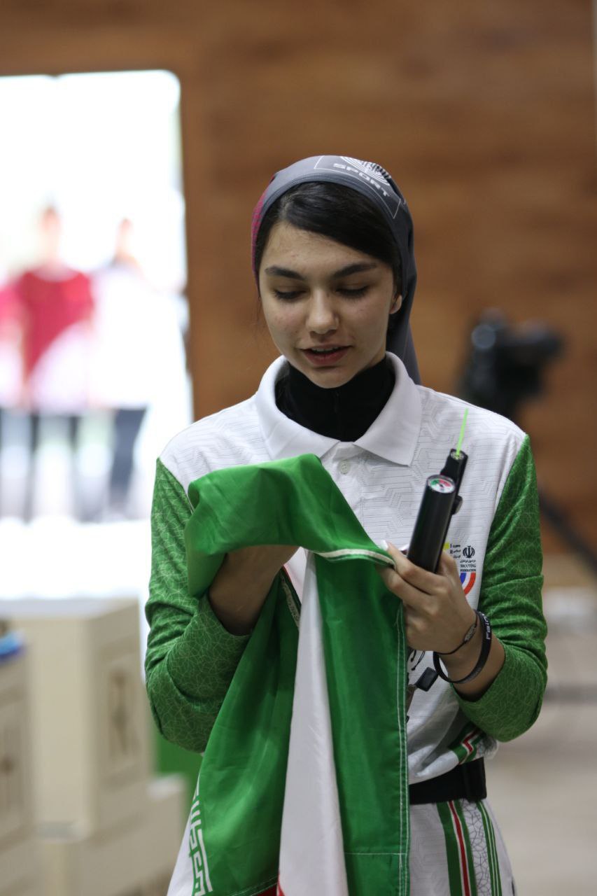 عکس/ بوسه بر پرچم پس از سه مدال آسیایی