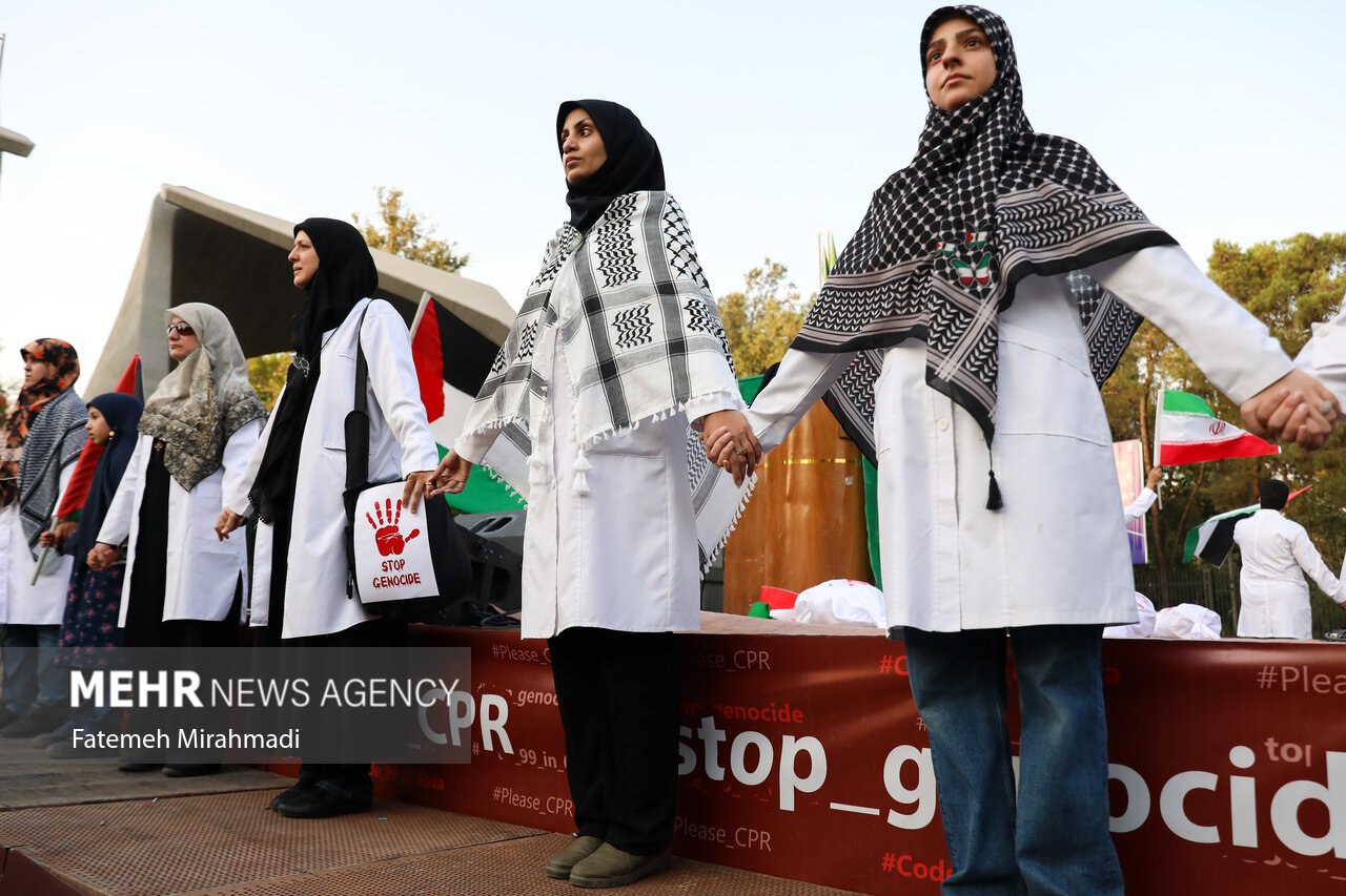تجمع اعتراضی کادر درمان دانشگاه تهران در محکوم کردن جنایات اسرائیل