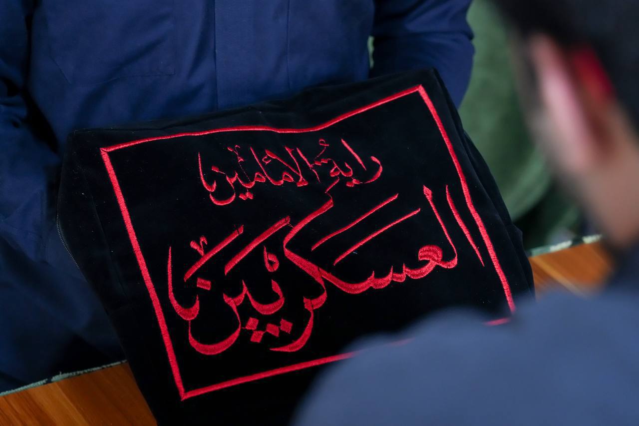 عکس/ بافت پرچم ویژه شهادت امام حسن عسکری(ع) در آستانه سالروز شهادت