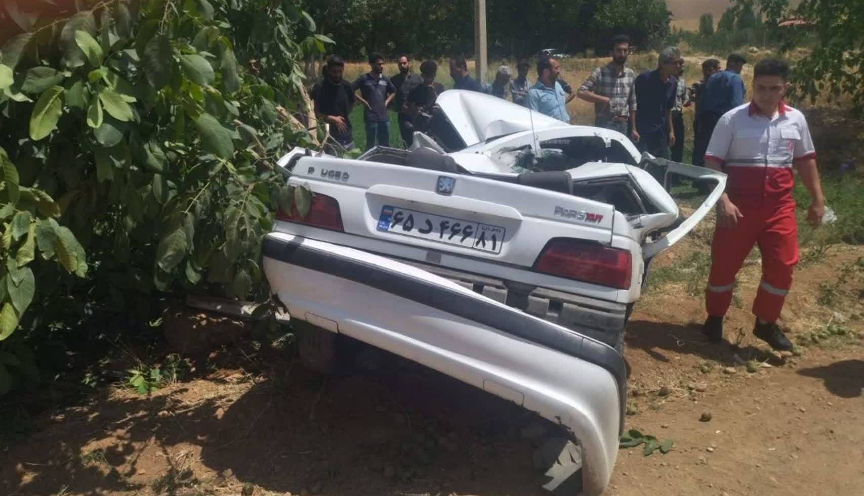 امدادرسانی به مصدوم حادثه واژگونی خودروی پژو پارس