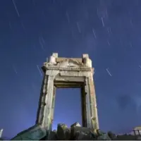 رقص نور کهکشان در آسمان پالمیرای باستانی
