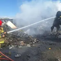 مهار حریق در جاده پیربازار؛ ۳ خودرو و ۲ مغازه در آتش سوخت