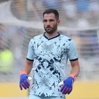 دروازه‌بان استقلال و تاخیر در شیرجه به چپ!