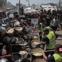 عکس/ صف طولانی مردم مظلوم غزه در انتظار لقمه‌ای غذا 
