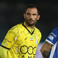 گلر اسپانیایی استقلال از اتوبوس تیم جا ماند!