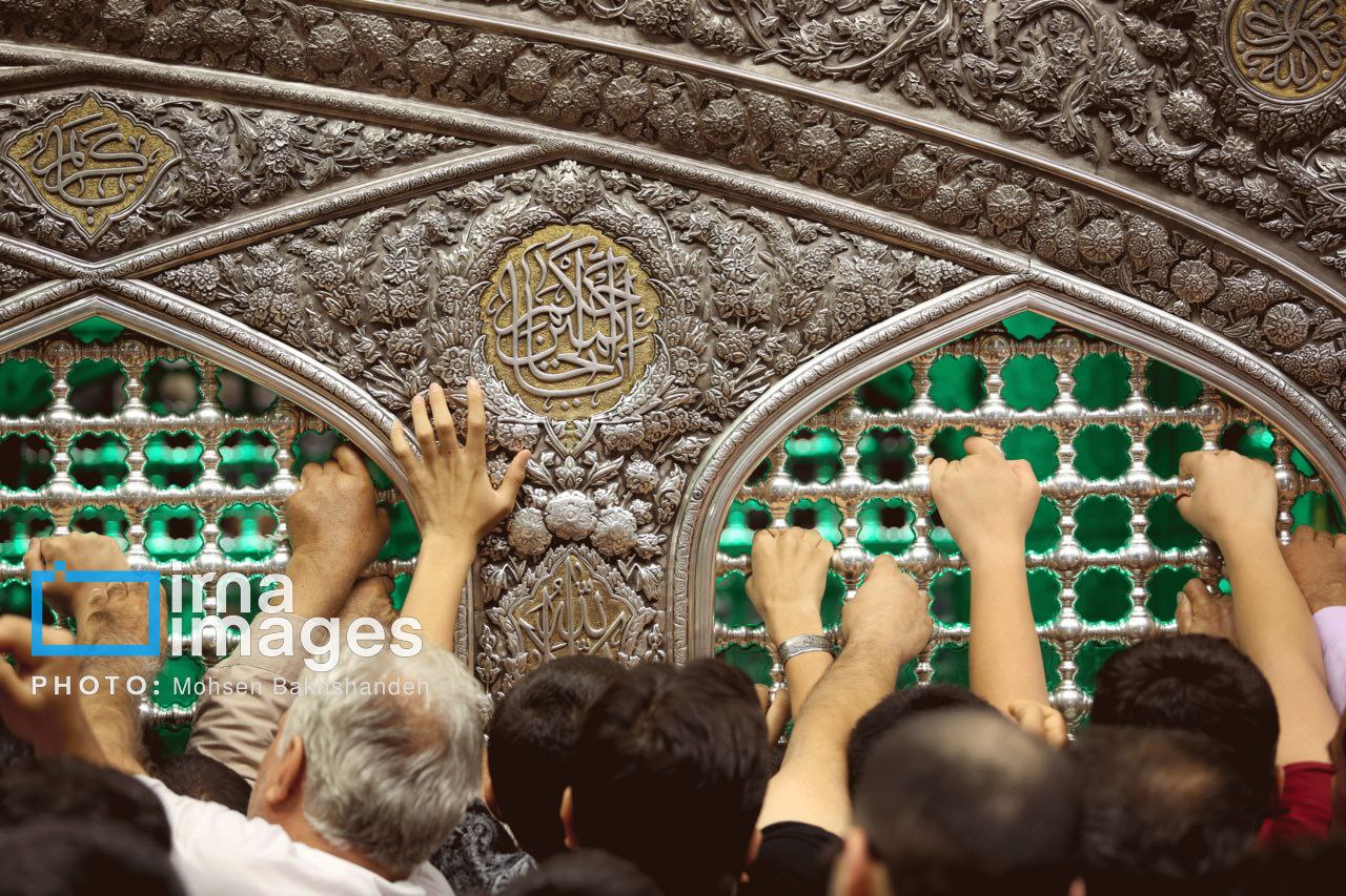 عکس/ ​​​​​​​تعویض پرچم گنبد حرم امام رضا (ع) 
