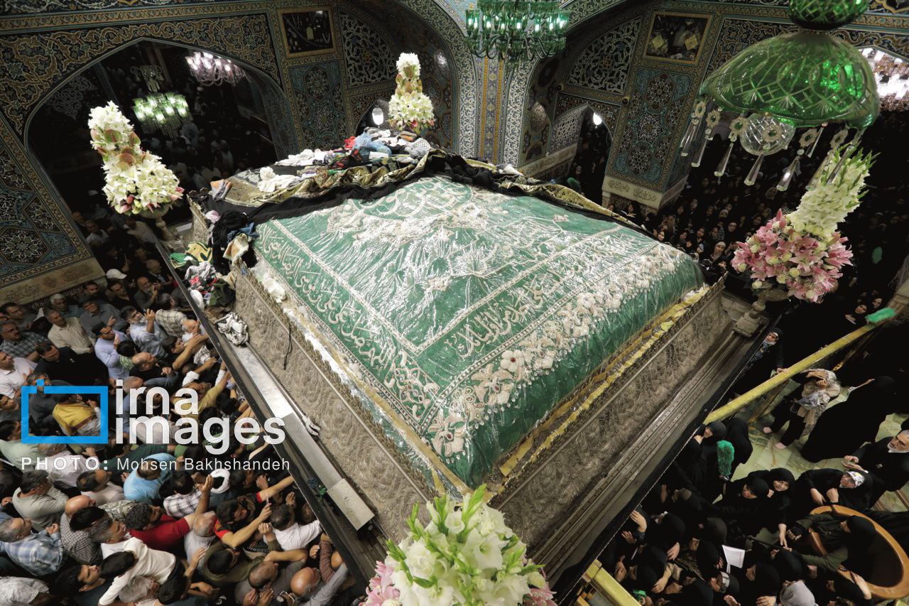 عکس/ ​​​​​​​تعویض پرچم گنبد حرم امام رضا (ع) 