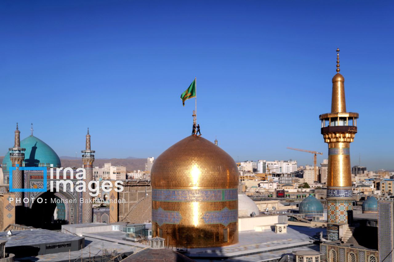 عکس/ ​​​​​​​تعویض پرچم گنبد حرم امام رضا (ع) 