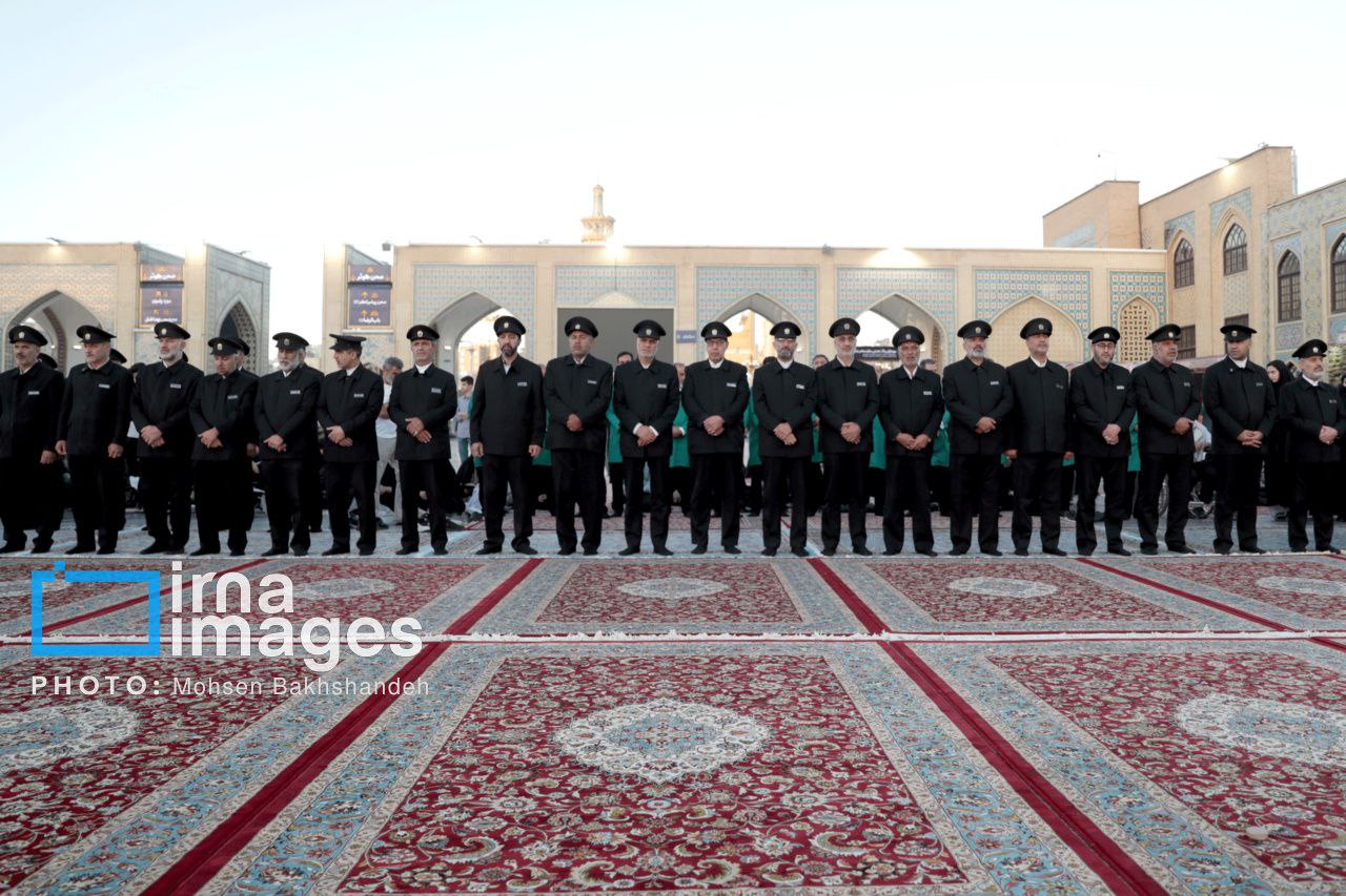 عکس/ ​​​​​​​تعویض پرچم گنبد حرم امام رضا (ع) 