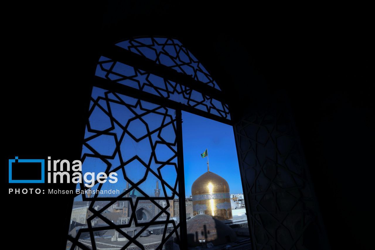 عکس/ ​​​​​​​تعویض پرچم گنبد حرم امام رضا (ع) 