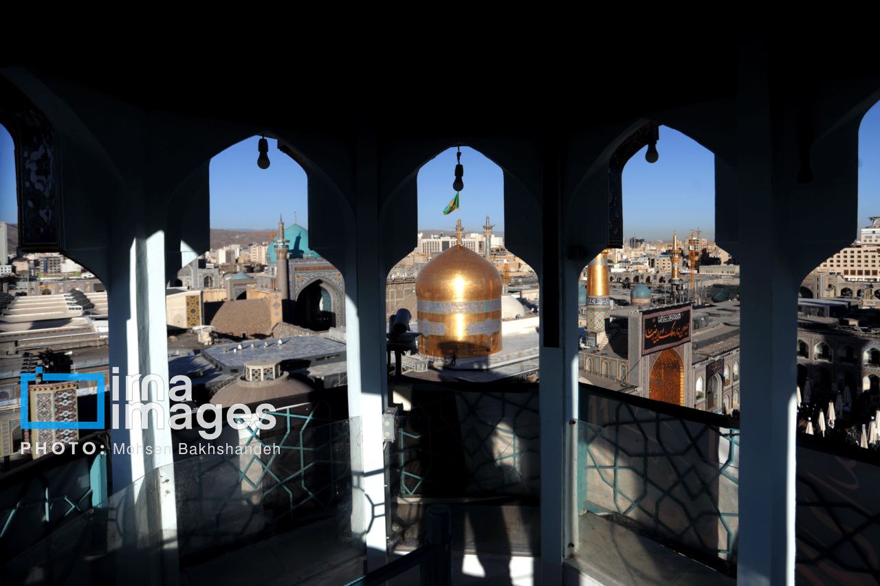 عکس/ ​​​​​​​تعویض پرچم گنبد حرم امام رضا (ع) 