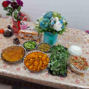 نهار امروزمون یتیمچه بامخلفات،تقدیم نگاه گرمتان😋😋🌹🌺چارلی چاپلین میگفت....من درشعبده بازی روی طناب راه رفته ام ومیدانم چقدراین کاردشواراست امابه جرات به تومیگویم که آدم بودن وروی زمین راه رفتن ازاین هم سختتراست!!💫💫💫🍀🍃🌺🌹دست‌پخت نازبوی گل وبامحبت خونم😋😋🥰🥰🫶🫶🤍🤍😘😘💕💕💞❤️🤍🫶🥰