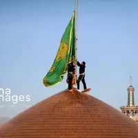 عکس/ ​​​​​​​تعویض پرچم گنبد حرم امام رضا (ع) 