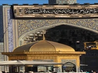 تعویض پرچم گنبد مطهر رضوی پس از ۶۳ روز عزاداری
