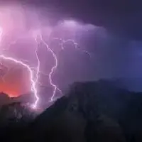 لحظه هولناک برخورد صاعقه با پلاژ ونتزیا جولیا در ایتالیا