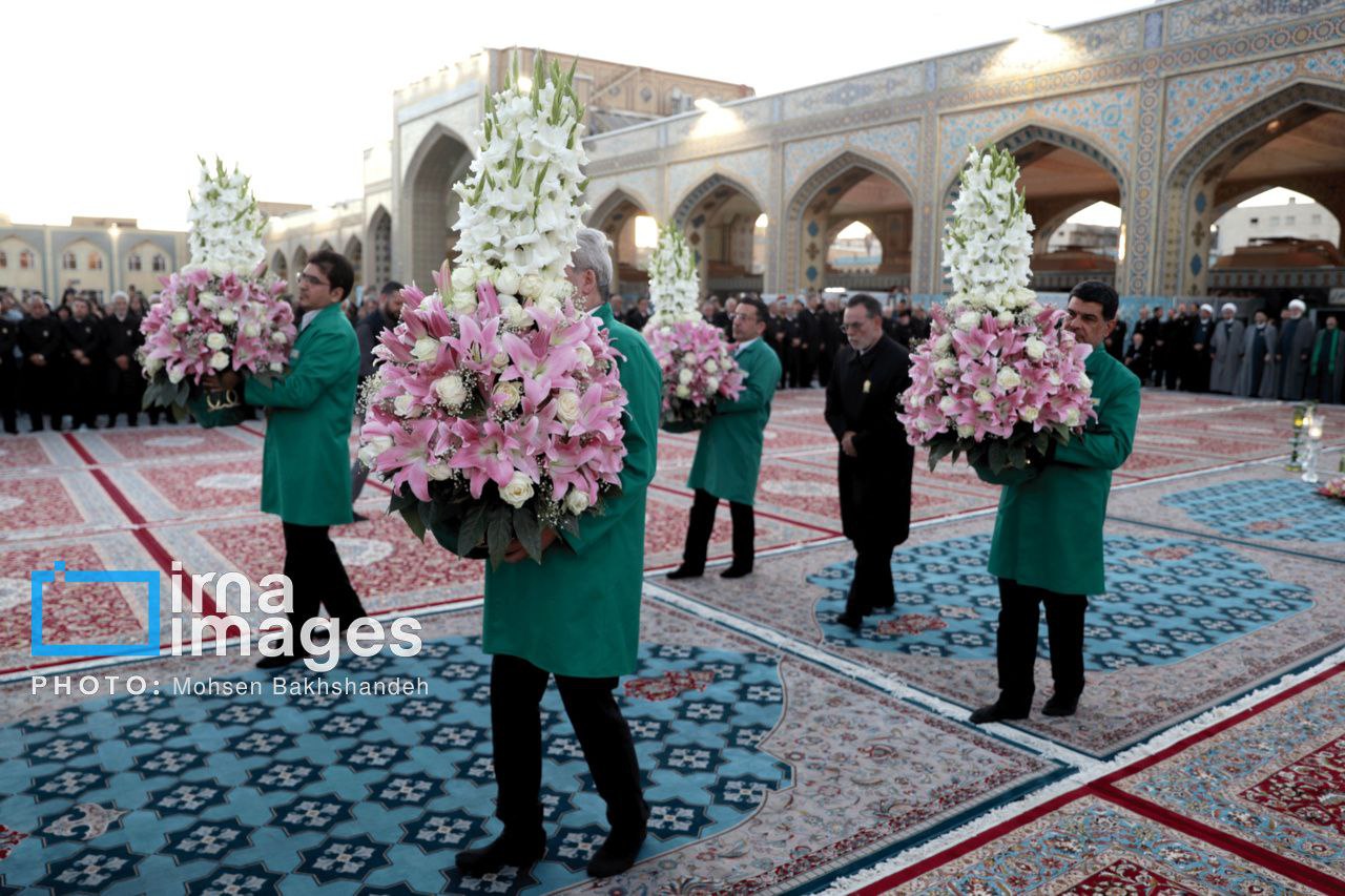 عکس/ ​​​​​​​تعویض پرچم گنبد حرم امام رضا (ع) 