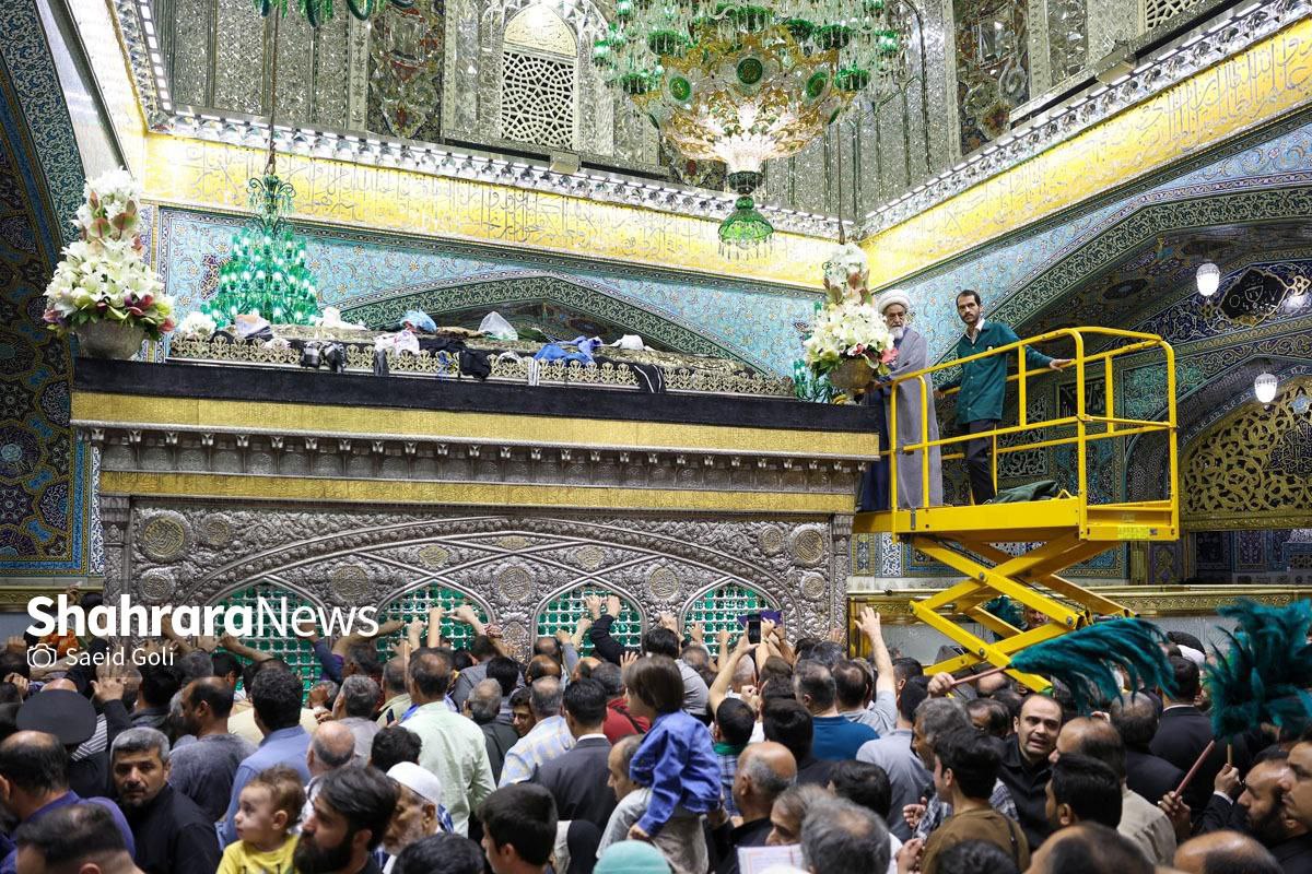 عکس/ آیین سنتی تعویض پوش ضریح مطهر امام رضا(ع)