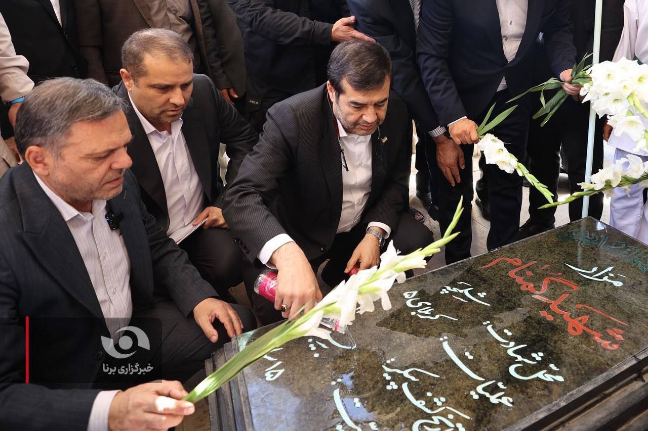تصاویری از حضور دنیامالی وزیر ورزش در گلزار شهدای سلطانیه زنجان  