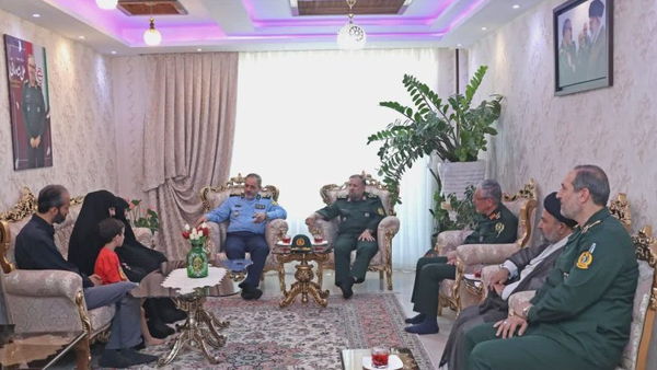 وزیر دفاع با خانواده شهید شادمانی دیدار کرد
