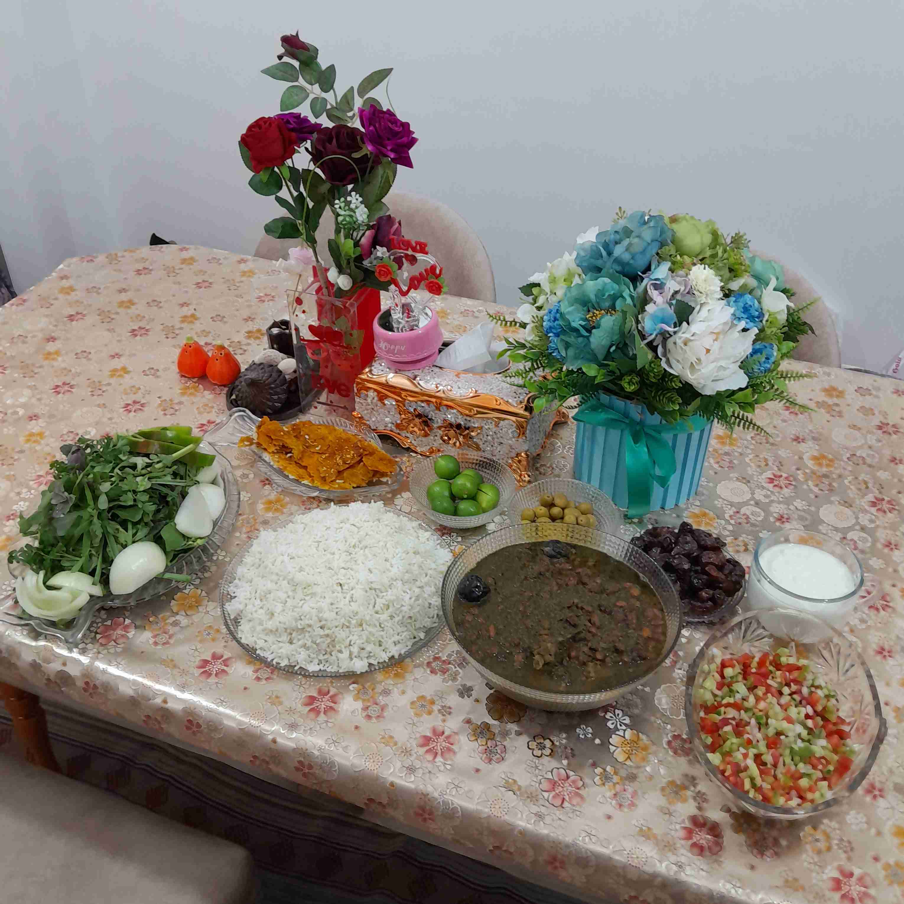 خوشمزه نهارامروزمون قورمه سبزی بامخلفات،نوش نگاه عزیزان ودوستان 😋😋🌹🌺خداآن حس زیباییست که درتاریکی صحرازمانی که هراس مرگ،آرامشت رامیدزدد،یکی آهسته میگوید:"کنارت هستم ای تنها"ودل آرام می‌گیرد...🌺🌺🌺💫💫💫🌹🌹🌹دست‌پخت کدبانوی عزیزومهربون خونم 😋😋🥰🥰🥰🫶🫶😘😘💕💕❤️🤍💞💕🤍🫶