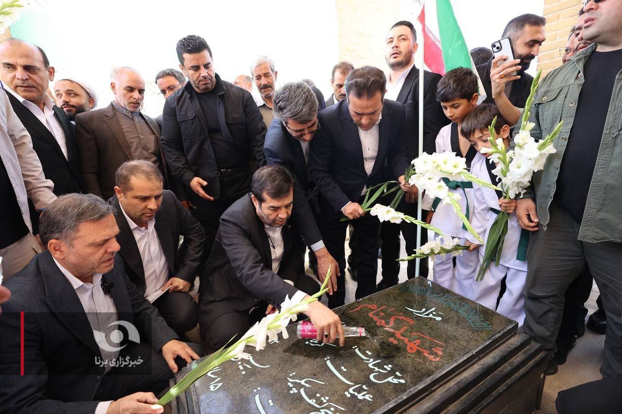 تصاویری از حضور دنیامالی وزیر ورزش در گلزار شهدای سلطانیه زنجان  