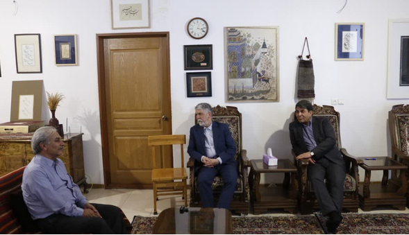 عکس/ دیدار وزیر ارشاد با دو تن از پیشکسوتان هنری و قرآنی کرمان