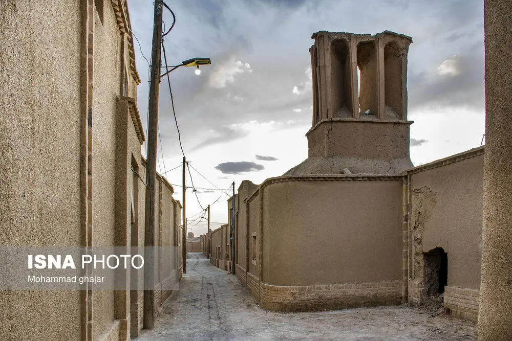 روستایی با کوچه‌های خشتی و بادگیرهای صفوی