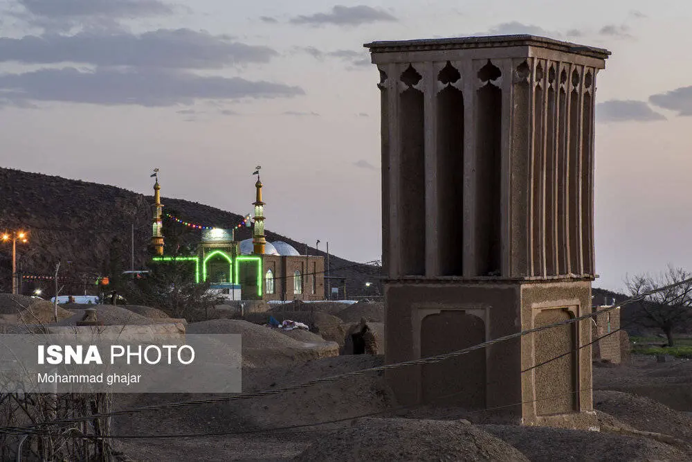 روستایی با کوچه‌های خشتی و بادگیرهای صفوی