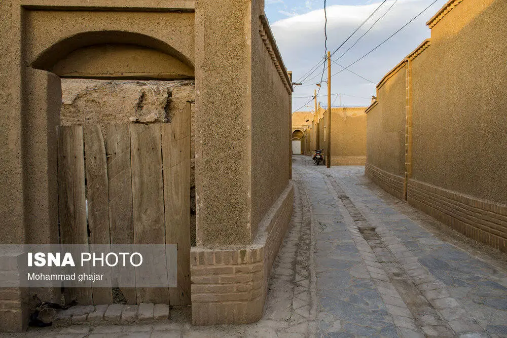 روستایی با کوچه‌های خشتی و بادگیرهای صفوی