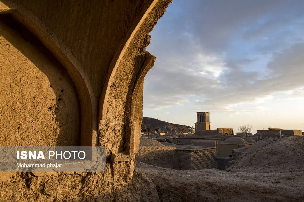 روستایی با کوچه‌های خشتی و بادگیرهای صفوی