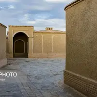 روستایی با کوچه‌های خشتی و بادگیرهای صفوی