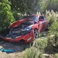 واژگونی یک دستگاه خودروی هیوندا ولستر در بلوار وکیل آباد مشهد