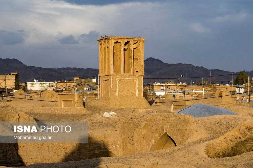 روستایی با کوچه‌های خشتی و بادگیرهای صفوی