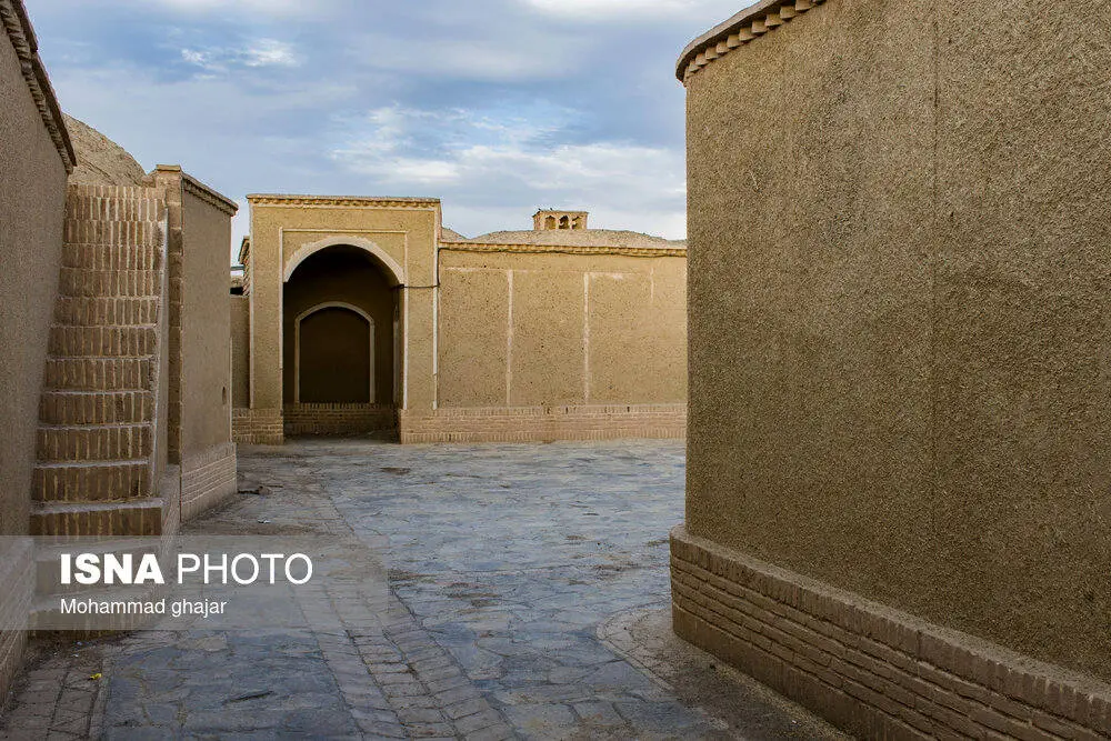 روستایی با کوچه‌های خشتی و بادگیرهای صفوی