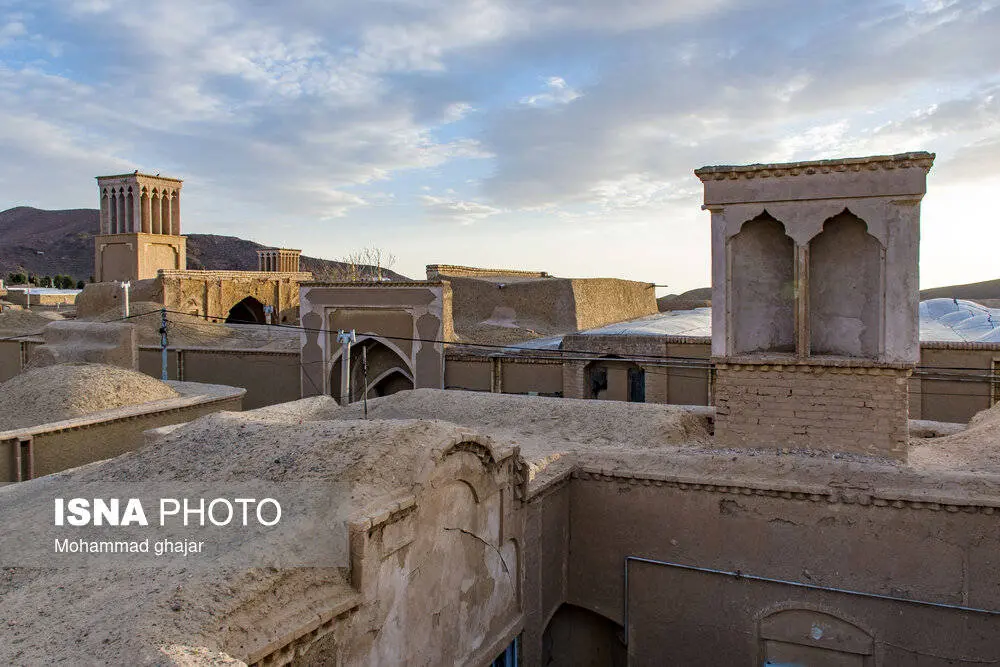روستایی با کوچه‌های خشتی و بادگیرهای صفوی