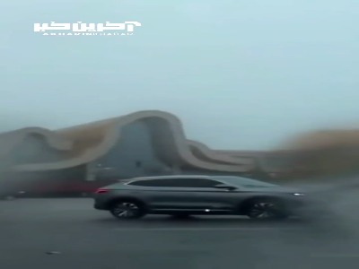 لحظه نفسگیر برخورد صاعقه با یک ماشین در چین