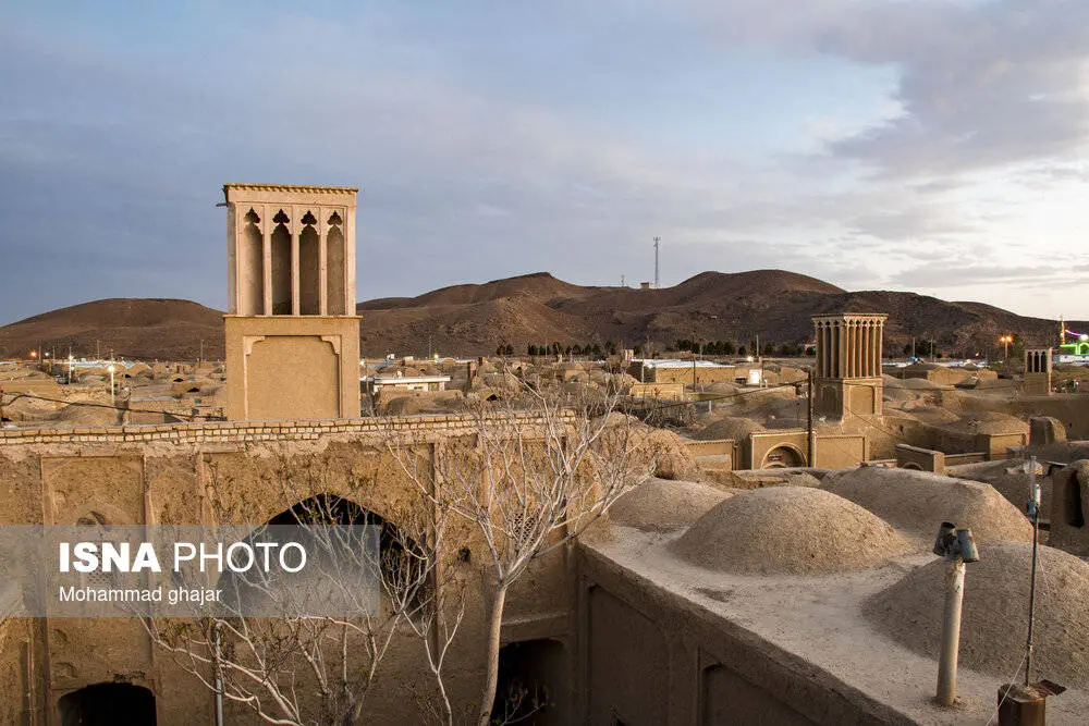 روستایی با کوچه‌های خشتی و بادگیرهای صفوی