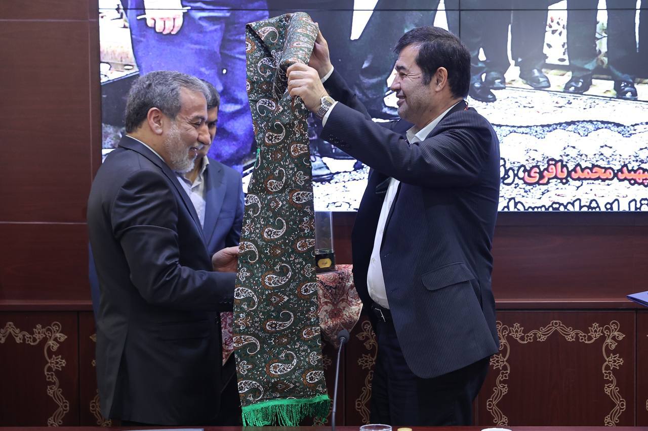 عکس/ تصاویر جالب از اهدای شال پهلوانی به وزیر امور خارجه توسط وزیر ورزش
