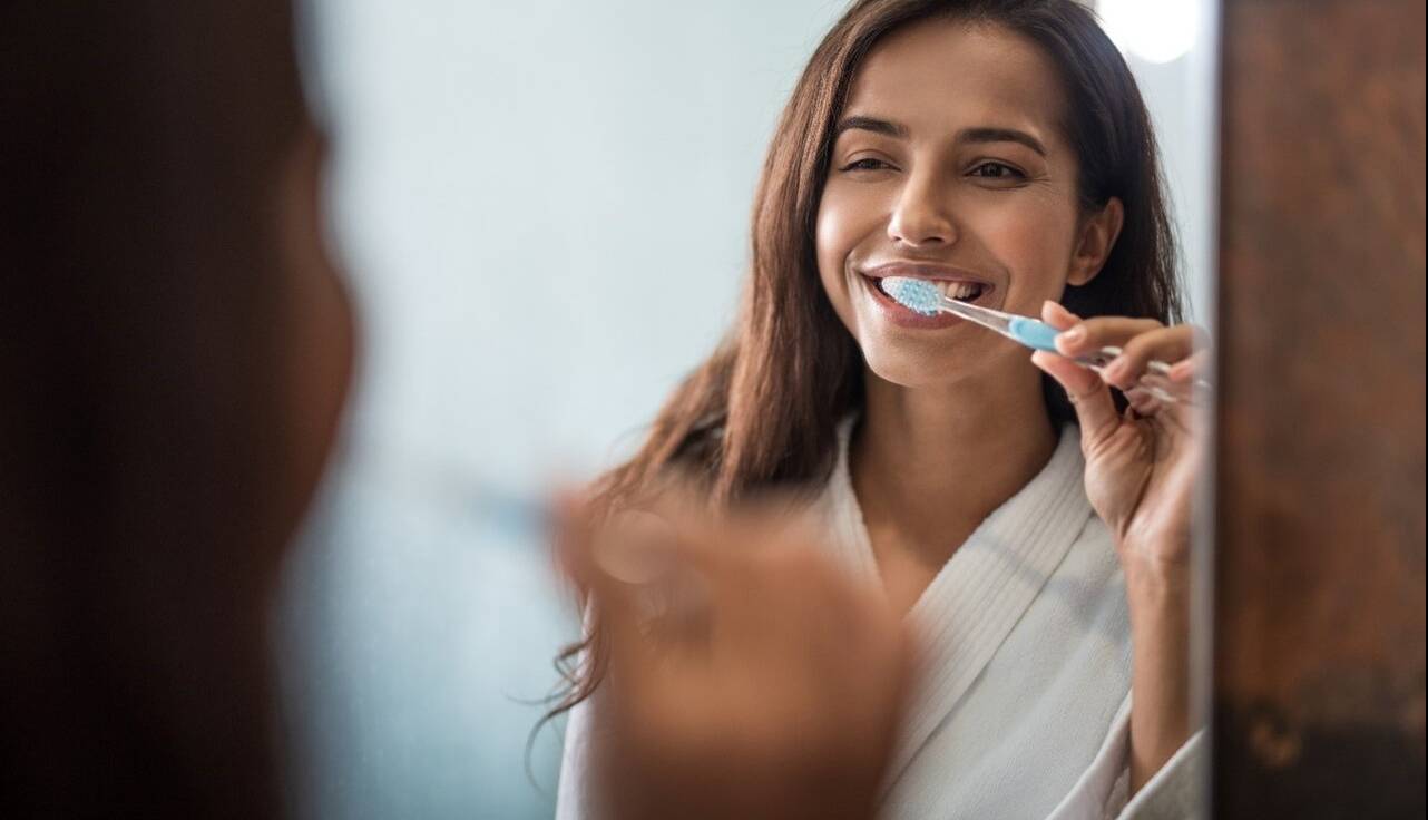با این خوراکیهای عجیب، دندانهایتان سفید میشوند