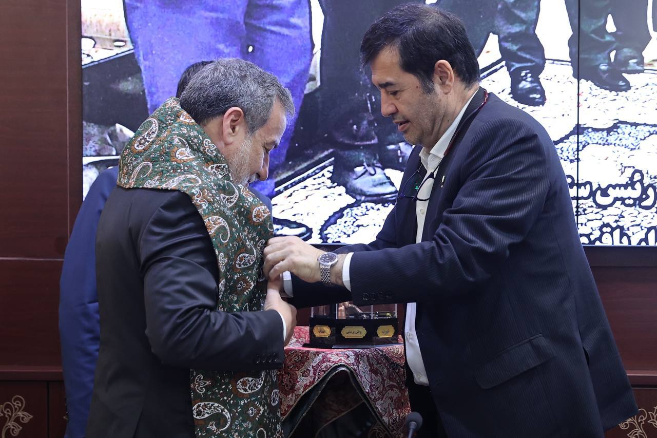 عکس/ تصاویر جالب از اهدای شال پهلوانی به وزیر امور خارجه توسط وزیر ورزش