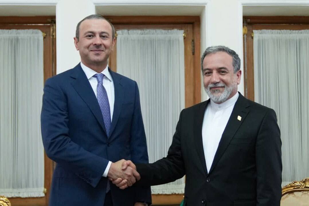 دیدار دبیر شورای امنیت ارمنستان با عراقچی