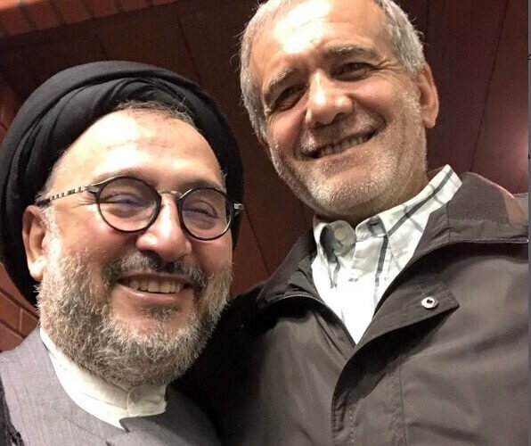 حاشیه نگاری ابطحی از مصاحبه با رئیس جمهور؛ پسر پزشکیان در گوش پدرش چه گفت؟
