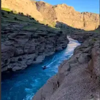 گذر خروشان آب دز از میان دره ی زیبا