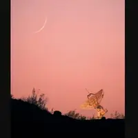 عکس روز ناسا از هلال ماه در آسمان صورتی