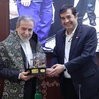 عکس/ تصاویر جالب از اهدای شال پهلوانی به وزیر امور خارجه توسط وزیر ورزش