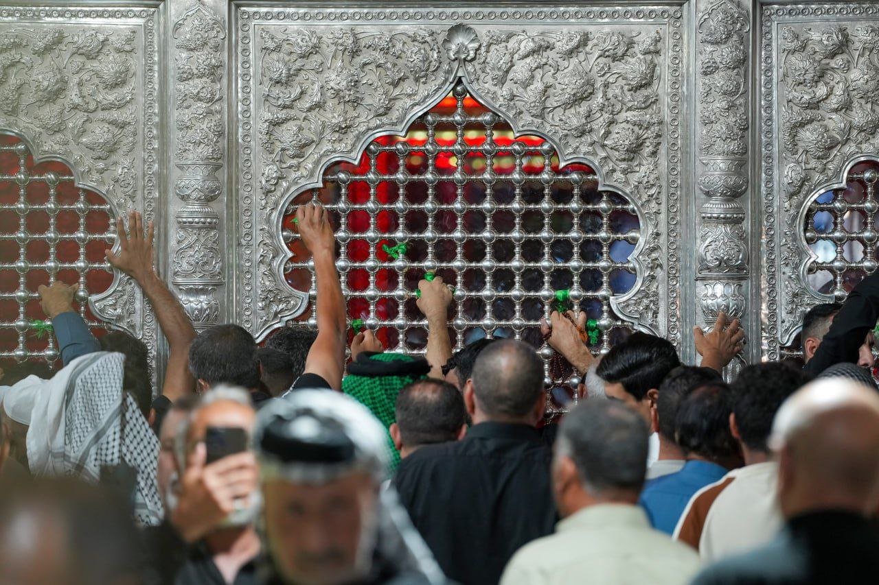 عکس/ حرکت زائران عزادار به سوی سامرای مقدسه 