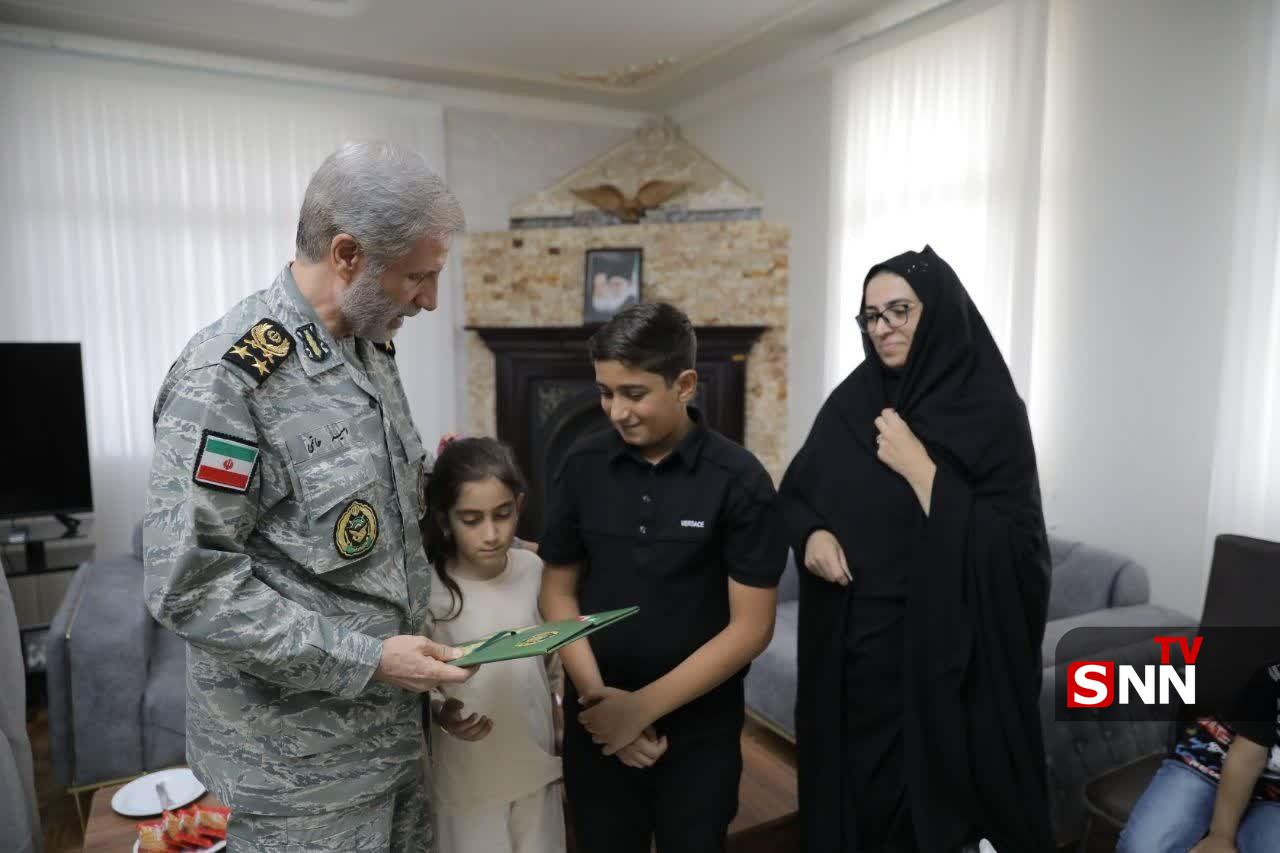 دیدار فرمانده کل ارتش با خانواده معظم ۵ تن از شهدا در جنگ تحمیلی ۱۲ روزه